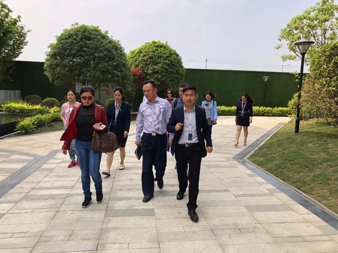成都市委宣传部考察团一行调研博鱼网页版视觉文创产业园区