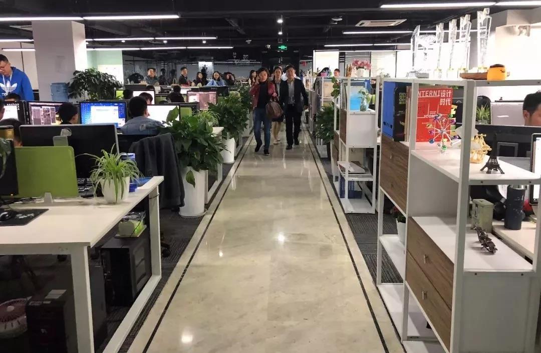 成都市委宣传部考察团一行调研博鱼网页版视觉文创产业园区