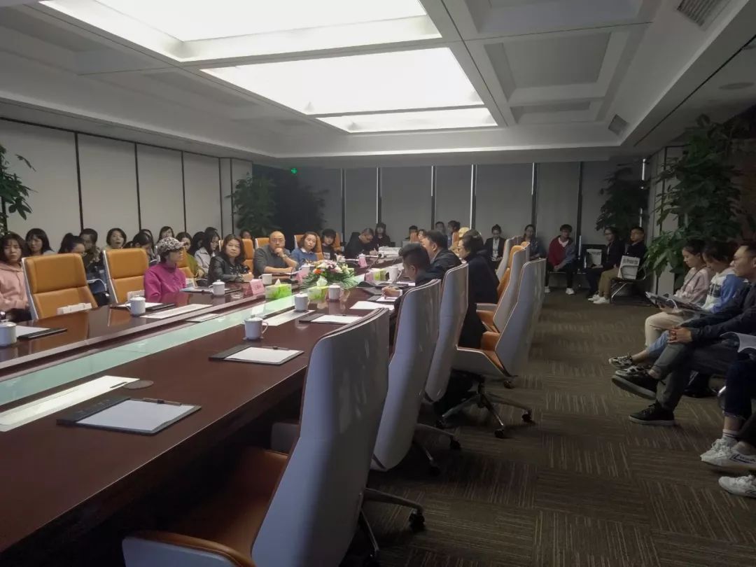 西华大学美术与设计学院院长张玉萍携研究生一行50人莅临博鱼网页版参观考察