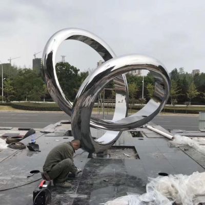 城市街道摆放不锈钢镜面抽象圆环艺术景观博鱼网页版