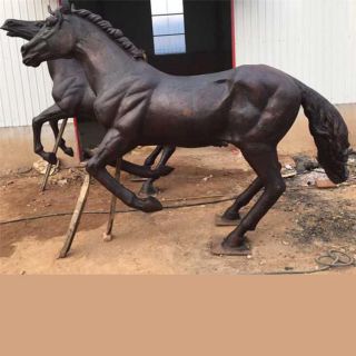 广场环境与铜雕的关系