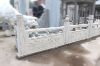 汉白玉石栏杆是建筑中常见的雕刻作品