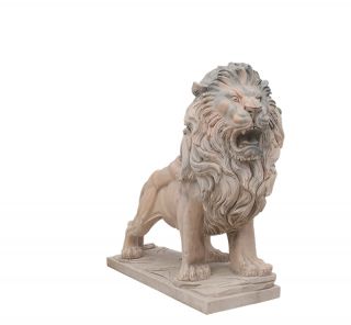 石雕狮子摆放在大门前的作用