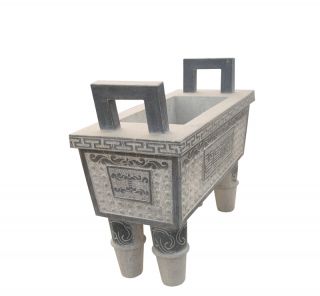 大小各异款式多样的寺庙香炉