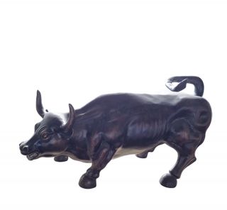 铜雕牛代表着积极的作用