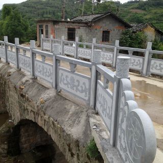 透空花格栏杆与实心栏板