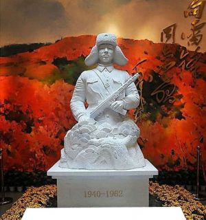 校园当中摆放钱学森石雕的意义