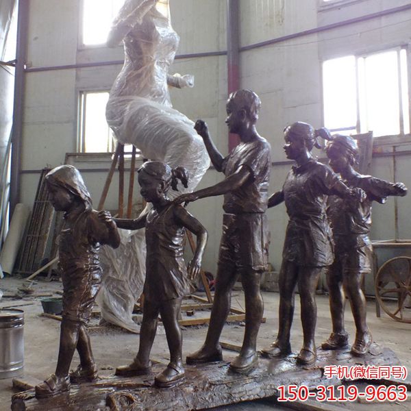 《独木桥》户外铸铜小品景观博鱼网页版