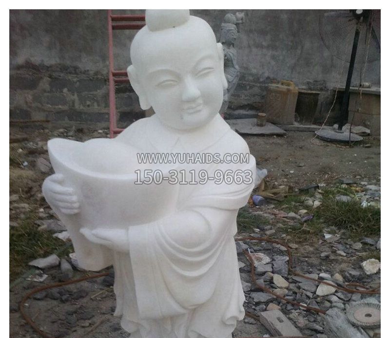 抱着元宝的小孩公园景观石雕博鱼网页版