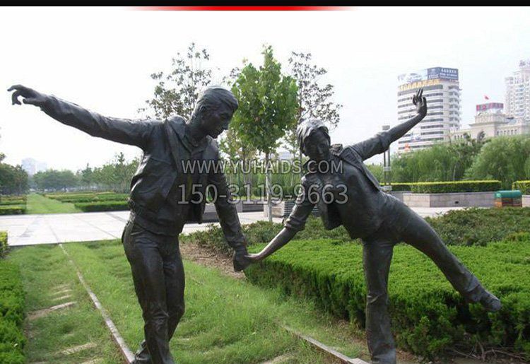 走铁轨的情侣铜雕博鱼网页版