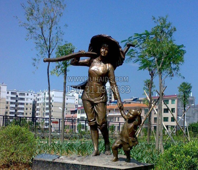 做完农活回家的母子铜雕博鱼网页版