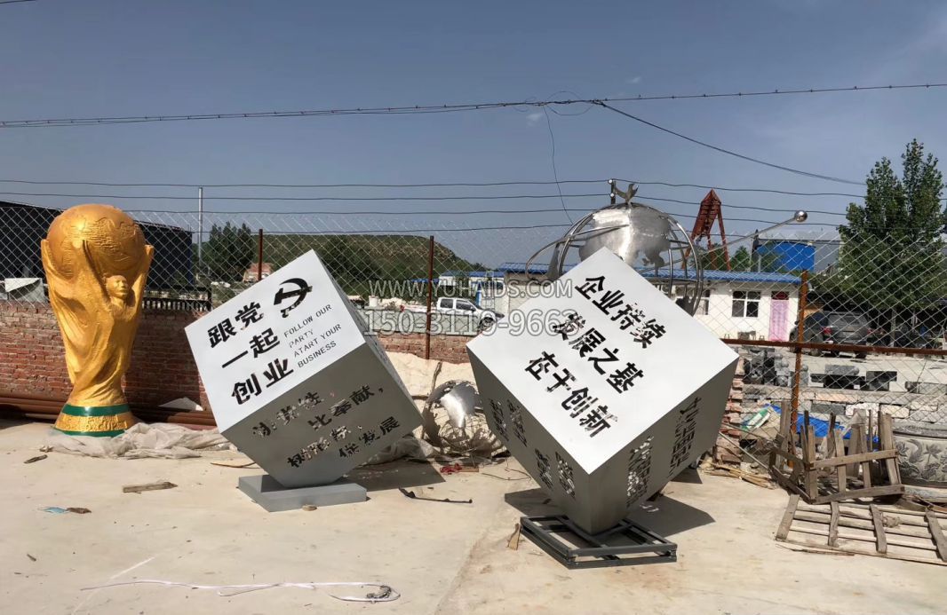 行走的力量不锈钢魔方博鱼网页版户外摆件广场博鱼网页版