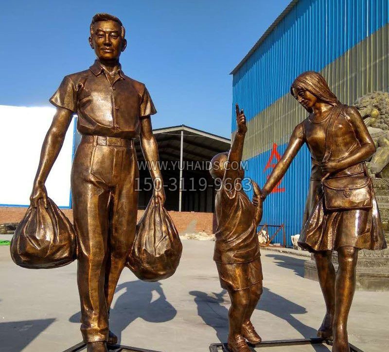 一家三口逛街购物铜雕博鱼网页版