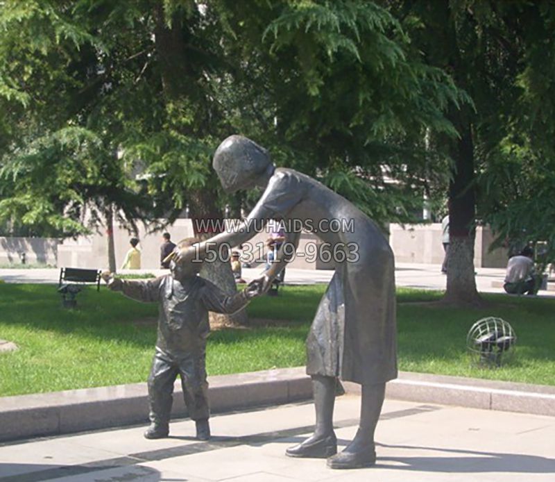 小孩学走路成长铜雕博鱼网页版