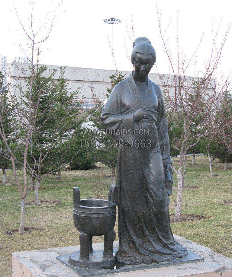 公园站在香炉旁边的古代人物景观铜雕 公园站在香炉旁边的古代人物景观铜雕