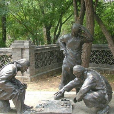 公园铜雕下象棋人物博鱼网页版