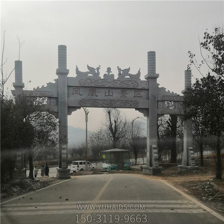 景区入口摆放青石雕刻新中式三门牌坊博鱼网页版