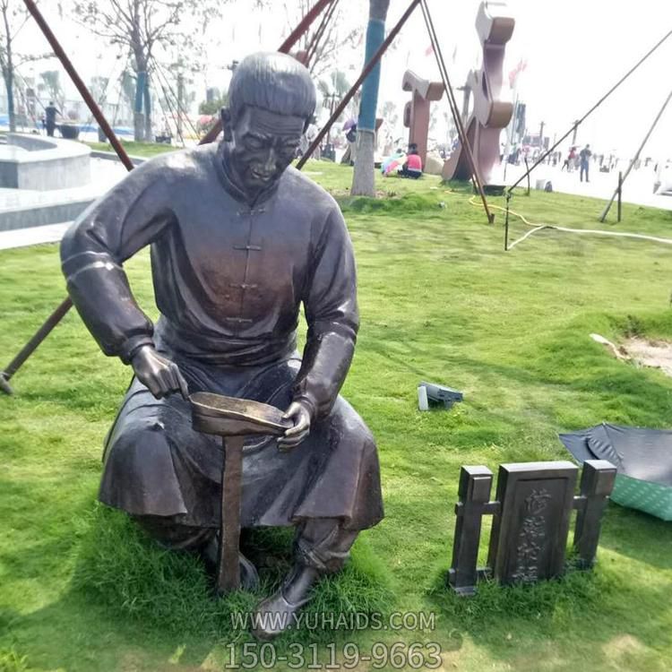 户外园林玻璃钢仿铜修鞋匠人物景观博鱼网页版