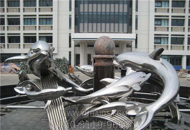 商业街一群游来游去的不锈钢镜面海豚博鱼网页版