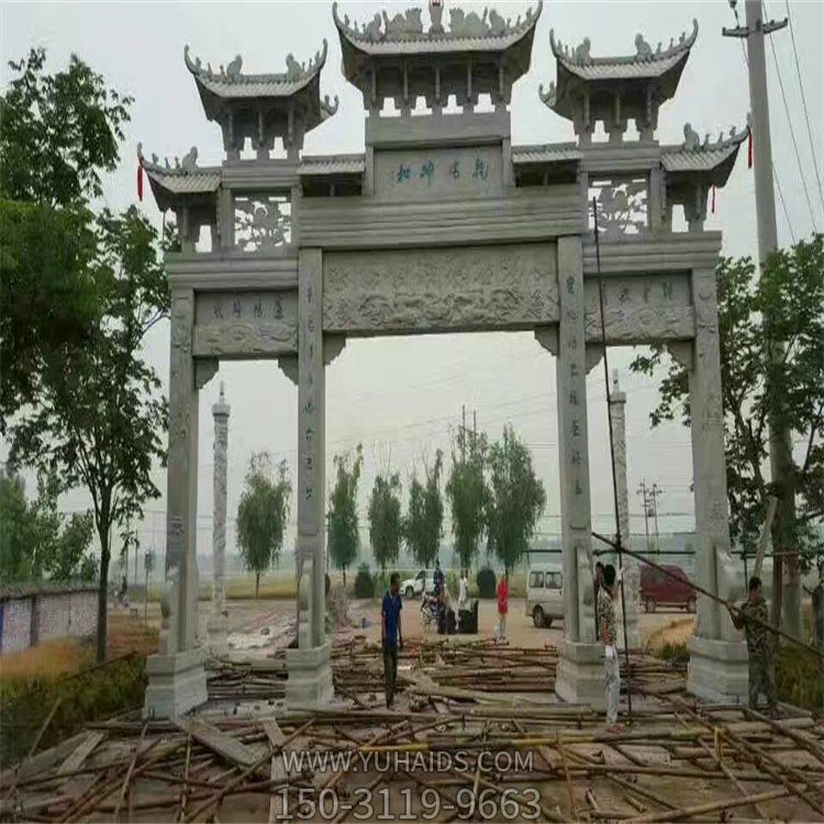 村庄口摆放青石仿古三门石牌坊博鱼网页版