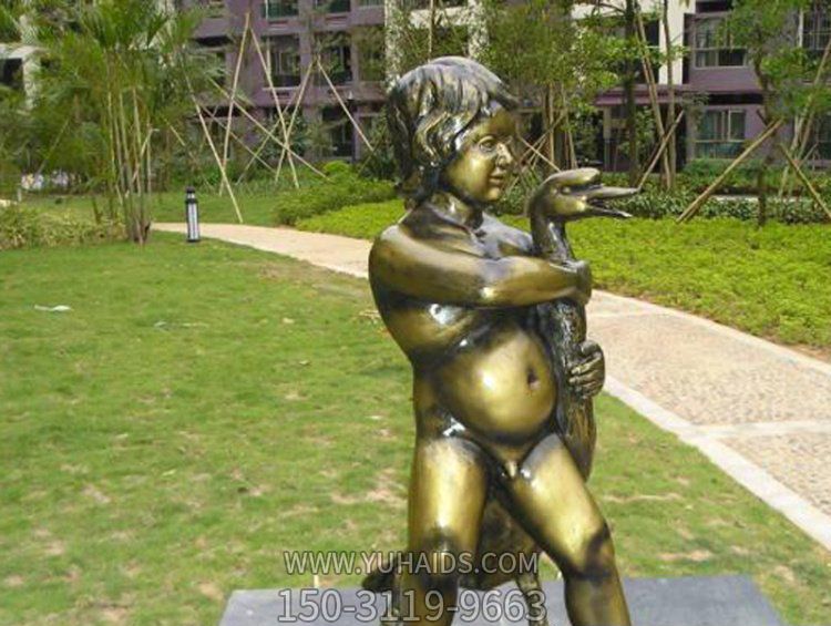 城市街道铜铸小男孩抓天鹅博鱼网页版