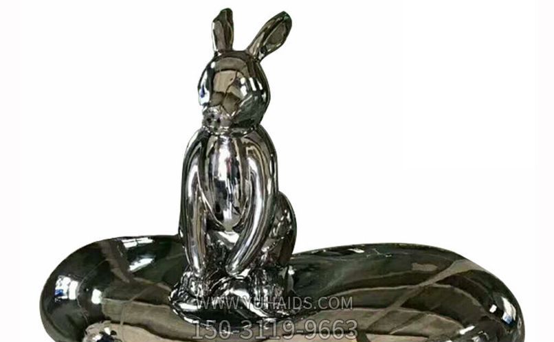 室内一只不锈钢镜面兔子博鱼网页版
