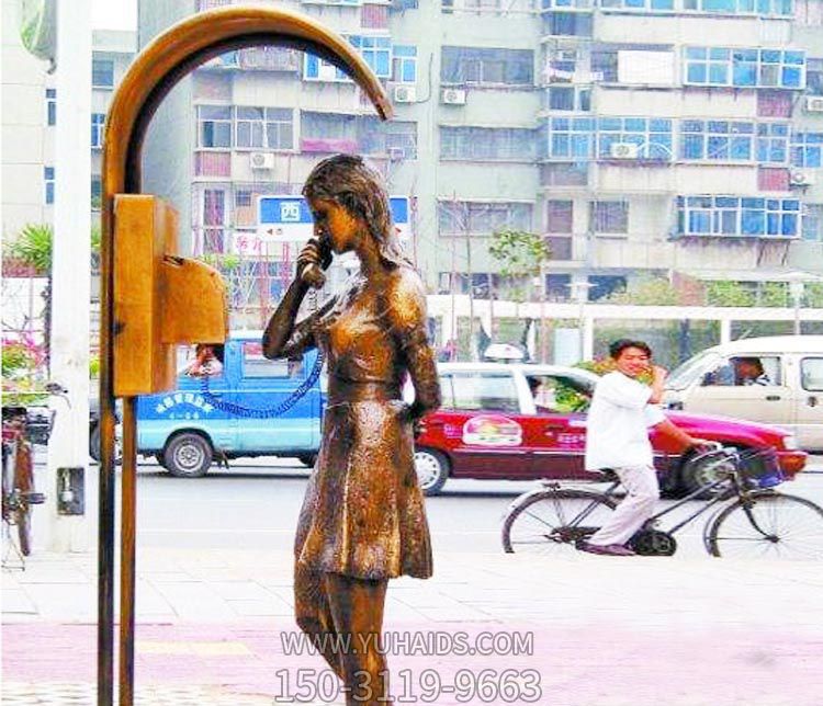 城市街道边摆放女孩在电话亭打电话玻璃钢博鱼网页版