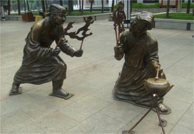步行街广场摆放铸铜抽象人物博鱼网页版