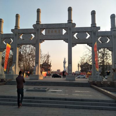 广场村庄摆放多款汉白玉青石三门石牌坊