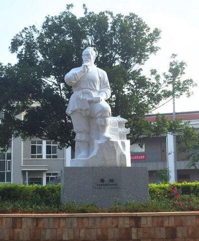 园林庭院摆放立式汉白玉鲁班石雕像