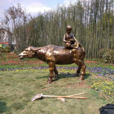 户外广场大型坐在牛背上的儿童景观