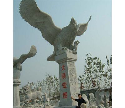 室外街边一只大型飞翔的石雕老鹰博鱼网页版