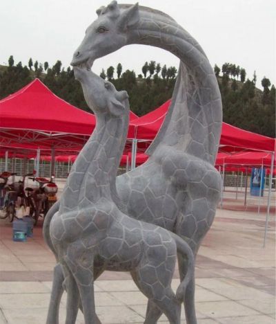 广场草坪摆大理石雕刻长颈鹿动物博鱼网页版