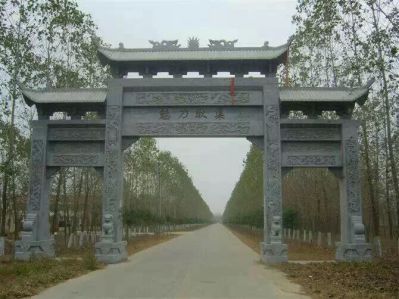 景区入口摆放青石仿古三门楼石牌坊