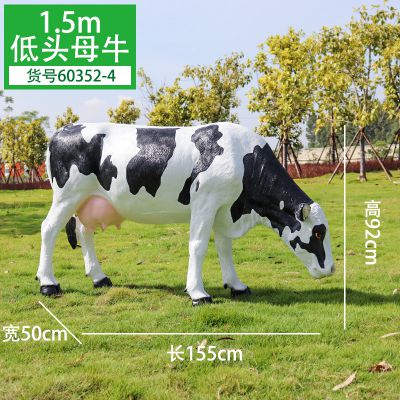 花园草丛中一只低头吃草的玻璃钢牛博鱼网页版