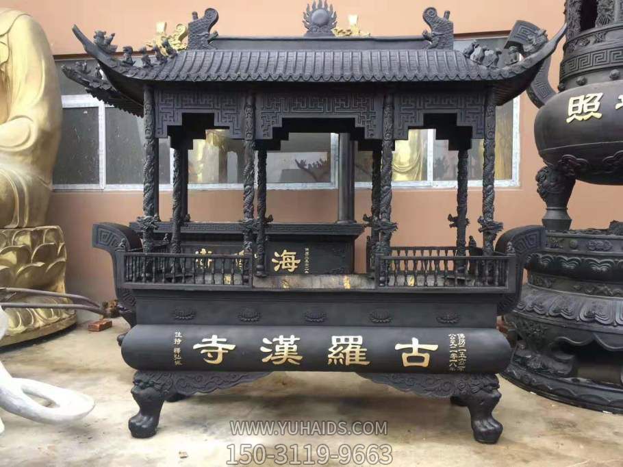 寺院景观大殿前摆放铸铁长形浮雕香炉博鱼网页版