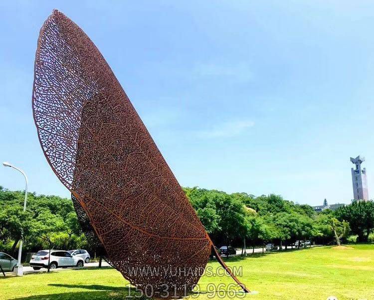 公园草坪摆放不锈钢铁艺镂空树叶景观博鱼网页版