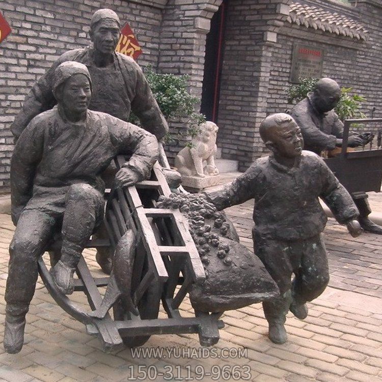 民俗小品 玻璃钢仿铜人物推小推车的情景主题博鱼网页版