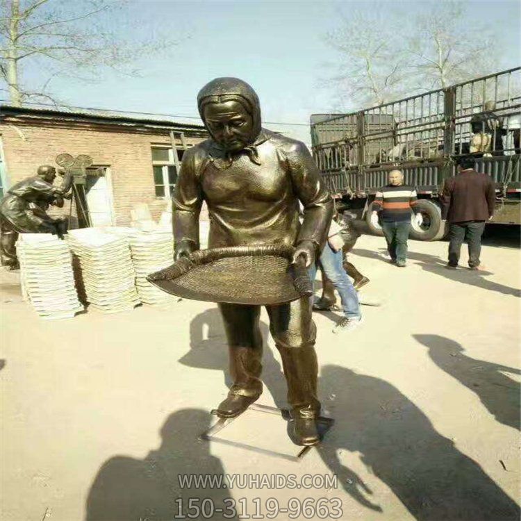 公园户外农耕文化玻璃钢仿铜做农活人物博鱼网页版