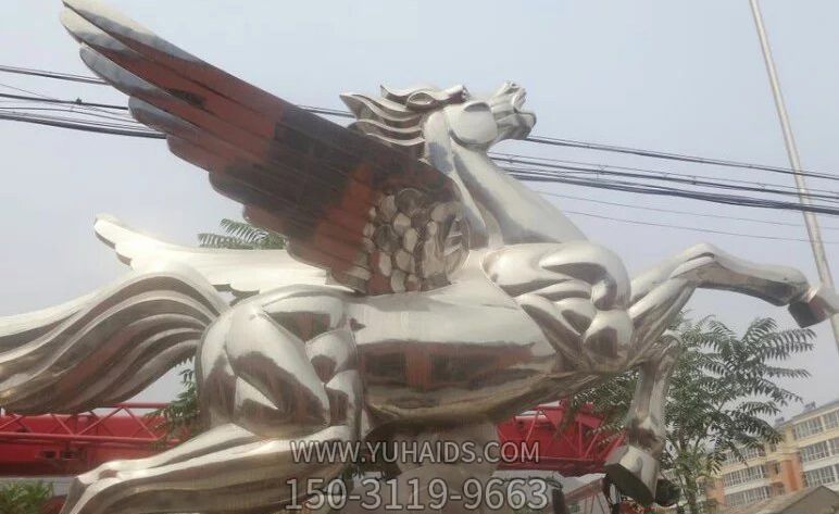 街道上摆放的银色狂奔的玻璃钢创意飞马博鱼网页版