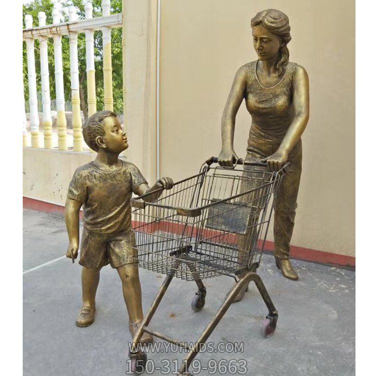 超市街道摆件玻璃钢仿铜推着购物车的人物景观摆件博鱼网页版