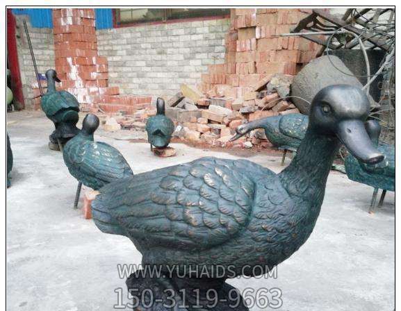 街道上寻食的玻璃钢卡通鸭子博鱼网页版