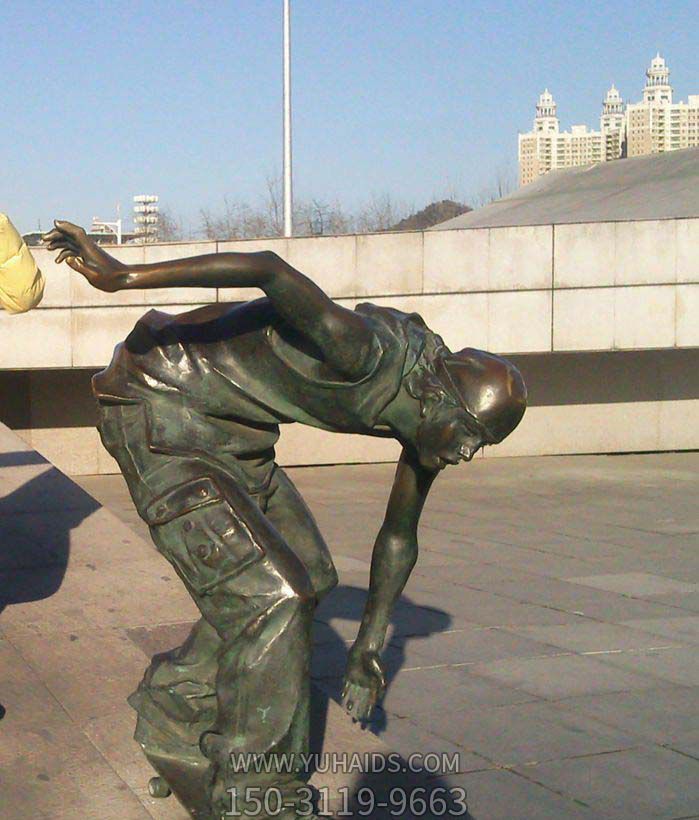 商业街广场滑滑板的青年景观青铜博鱼网页版