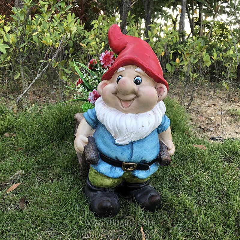 公园里摆放的一个戴帽的玻璃钢卡通蓝精灵博鱼网页版