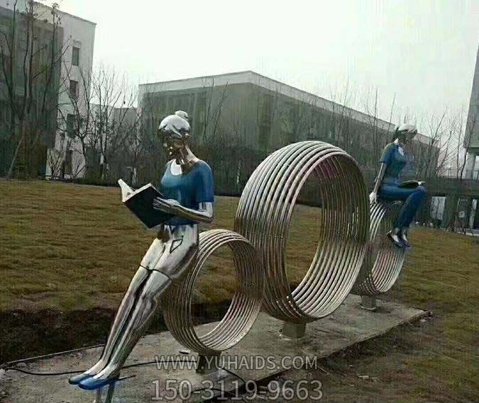 公园草坪创意女孩坐着镂空圆环博鱼网页版