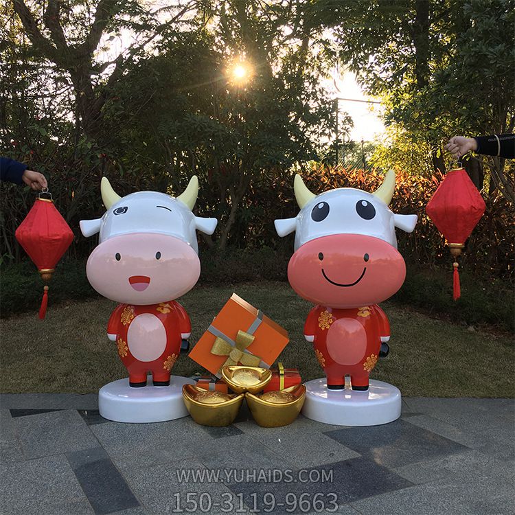 园林两只站立的玻璃钢彩绘牛博鱼网页版