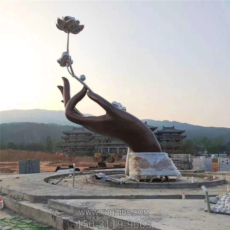 户外广场大型创意手拿鲜花的景观标识博鱼网页版