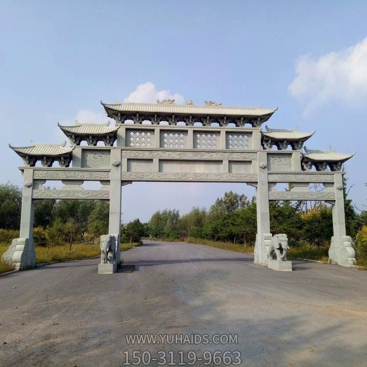 景区入口摆放青石大型镂空三门石雕牌坊博鱼网页版