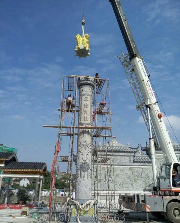 旅游小镇广场摆放华表飘带浮雕画博鱼网页版