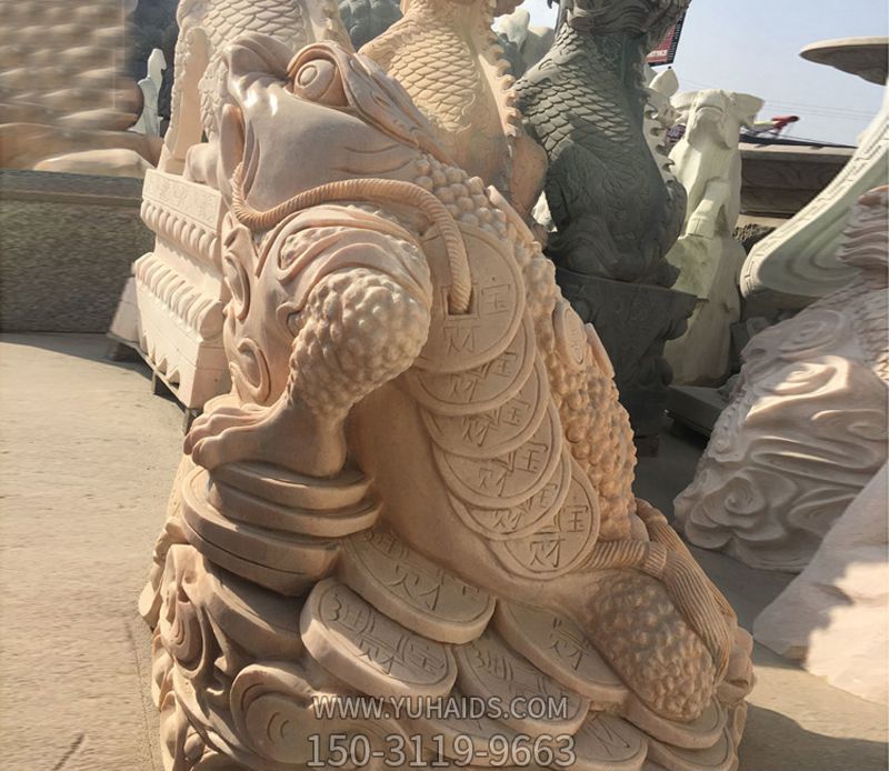 景区里摆放的招财进宝的花岗岩石雕创意金蟾博鱼网页版